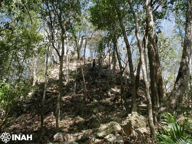 One of the tallest structures, a pyramidal temple that exceeds 13 m in height, has characteristics of the Río Bec style