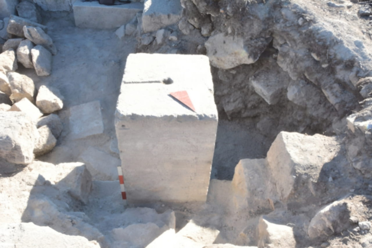 The astragalos oracle monument found at Kibyra bearing 56 possible answers.