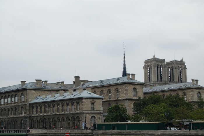 The Hôtel-Dieu hospital on the Île de la Cité, with Notre-Dame Cathedral rising behind it.