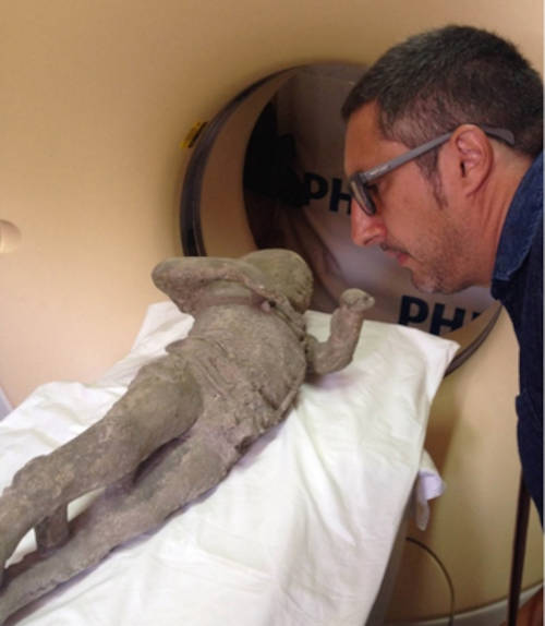 Llorenç Alapont investigating the Pompeii casts