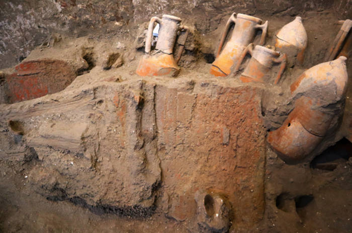 Vessels in situ at the siter in Pompeii.