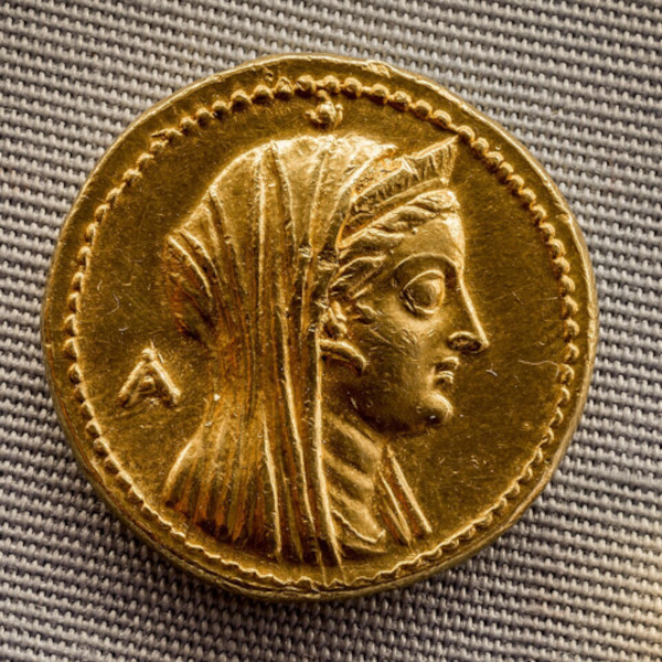 Gold oktadrachm coin depicting the bust of Queen Arsinoe III of Egypt