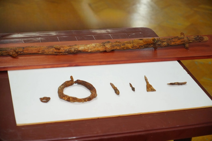 The saber with other artifacts found at the site