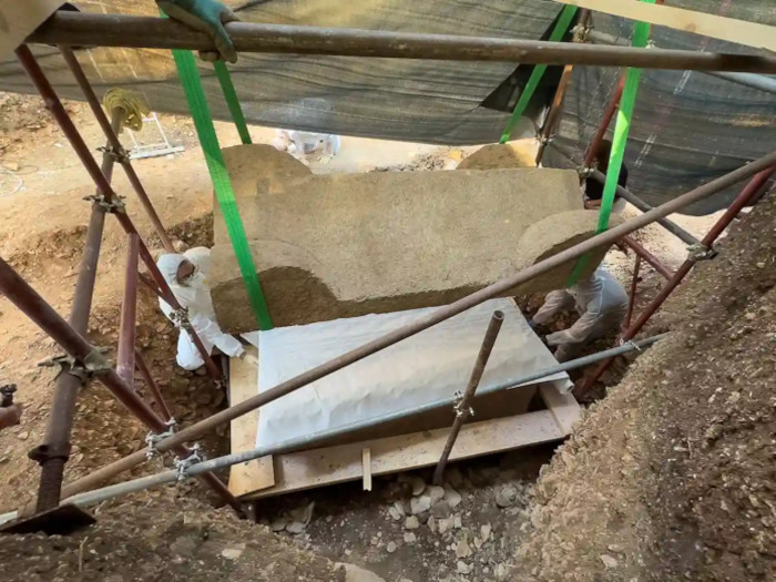 Removing the lid of the sarcophagus for transportation
