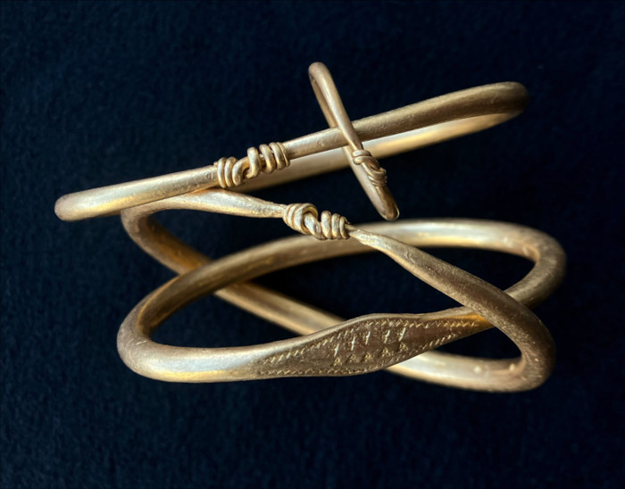 Rings made from solid rods or wire and ended with tightly wrapped closures known as running knots.