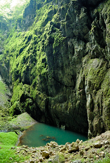 A water in a canyon

AI-generated content may be incorrect.