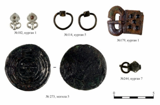Costume elements and jewelry from 6th-century AD burial complexes at Mayrtup