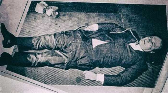 The corpse of Roberto Calvi