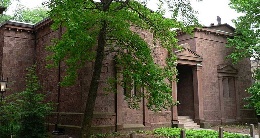 Αίθουσα Κρανίου και Οστών, γνωστή και ως Ο Τάφος, η έδρα της Εταιρείας Κρανίου και Οστών