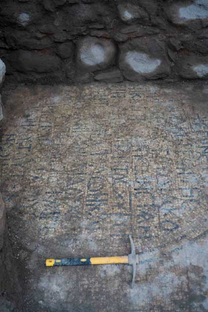 Inscripción de San Pedro en un piso de mosaico más grande que se encuentra a orillas del Mar de Galilea, famoso por algunos de los 