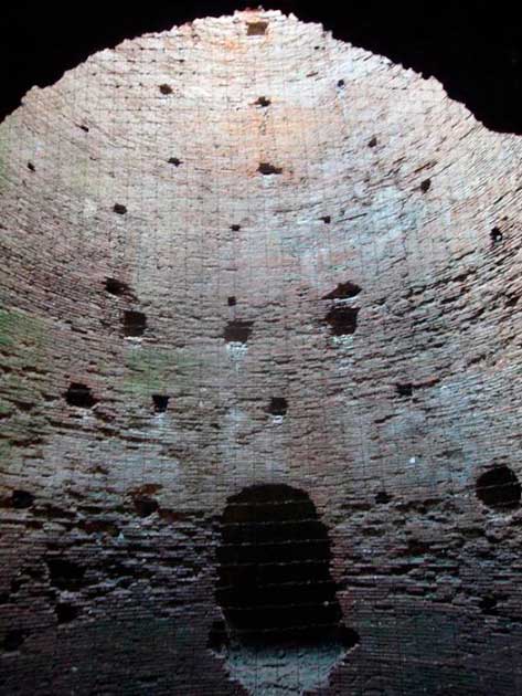 El interior de la tumba de Caecilia Metella en la Vía Apia ha resistido la prueba del tiempo gracias a los secretos del hormigón romano. (Lalupa / CC BY-SA 3.0)