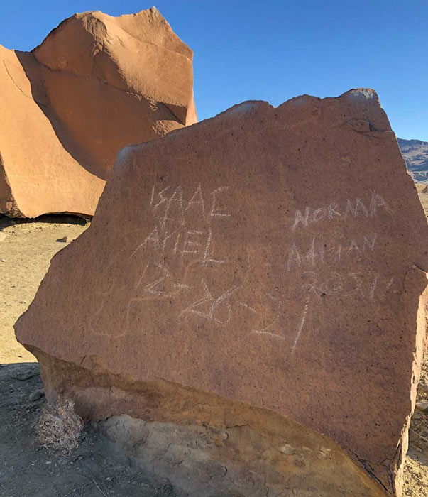 El daño irreparable a la superficie de una piedra de petroglifos en el área de Indian Head del Parque Nacional Grand Bend, ocurrido el 26 de diciembre de 2021. (Servicio de Parques Nacionales)