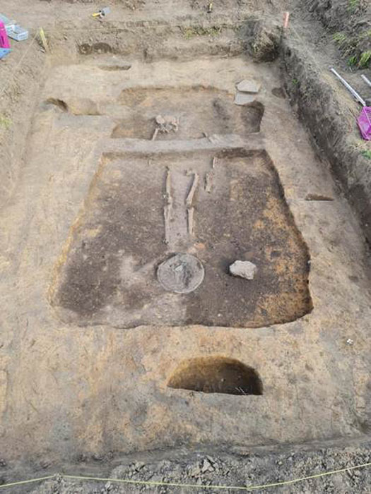 La última tumba encontrada en el sitio no solo estaba equipada con un cuenco de bronce, lo que indica que tenía un hombre enterrado en él, sino con muchos artículos más caros, como dos anillos de ámbar. (Jerzy Sikora)