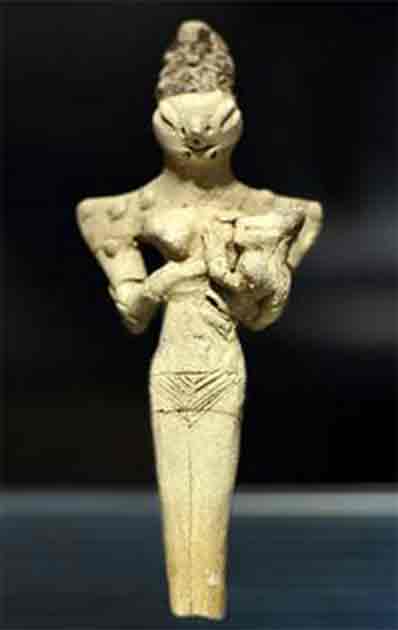 Lizard-headed nude woman nursing a child, from Ur, Iraq, 4000 BC. Right: Female clay figurines from the Ubaid period. (Osama Shukir Muhammed Amin FRCP / CC BY-SA 4.0), (Zunkir/CC BY-SA 4.0)
