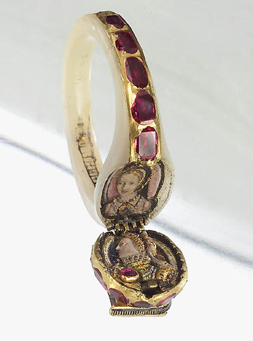 Un inel medalion care a aparținut reginei Elisabeta I a Angliei.