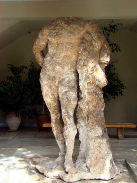 Parece que la cabeza de mármol gigante encontrada junto al famoso naufragio de Antikythera puede coincidir con esta estatua sin cabeza encontrada en el barco en 1900. Ahora se encuentra en exhibición en el Museo Arqueológico Nacional de Atenas. (F.Tronchin / CC BY-NC-ND)