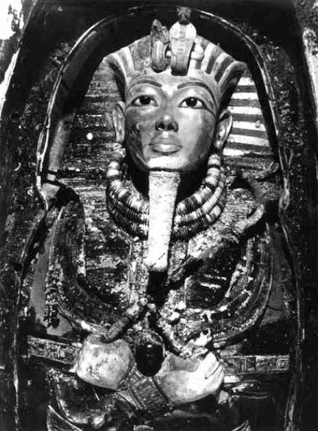 Золотая маска Тутанхамона на месте мумии царя, все еще внутри третьего (самого внутреннего) гроба из цельного золота. (Всеобщее достояние)