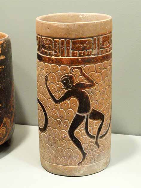 Vaso cilindrico Maya databile dal 650 al 750 d.C. raffigurante una scimmia ragno.  (Dominio pubblico)
