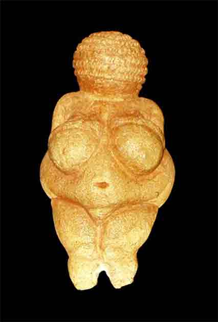 Venus of Willendorf. Right: Fertility figurine, 6000-5100 BC. (Oke/CC BY-SA 3.0), (Louvre Museum/CC BY-SA 4.0)