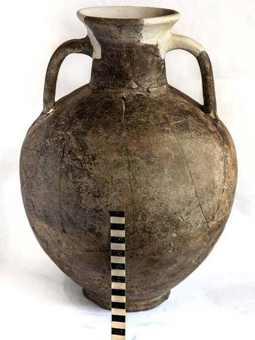 Ornaments and amphora found at the site where the sword was found. (Mamai Gora / Facebook)