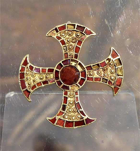 The Trumpington bed burial contained this ornate gold cross embedded with garnets. (Ethan Doyle White/CC BY-SA 4.0)