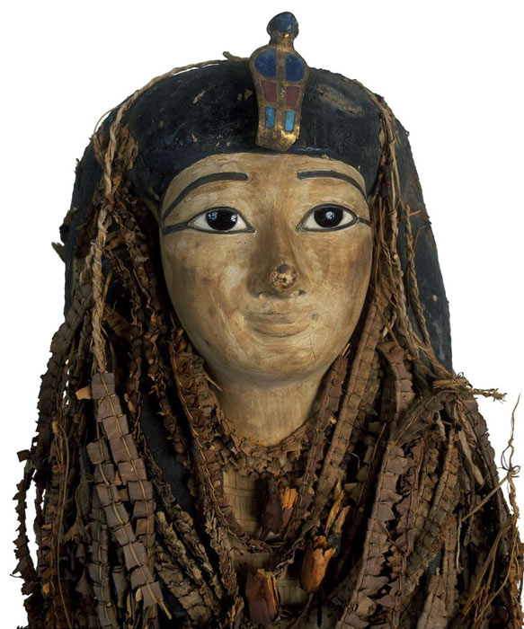 ¡La momia exterior del faraón Amenhotep I que fue escaneada digitalmente para revelar una imagen muy clara de su cabeza y cuerpo debajo de todos los vendajes dentro del sarcófago! (S. Saleem y Z. Hawass / Frontiers in Medicine)