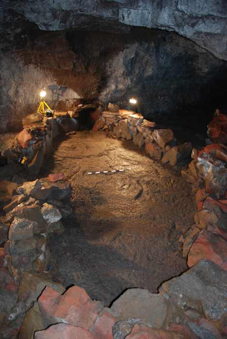 El contorno del barco de piedra encontrado en la cueva islandesa donde se llevaban a cabo los rituales vikingos. La embarcación estaba rodeada por los restos de varios animales domésticos. (Revista de Ciencias Arqueológicas)