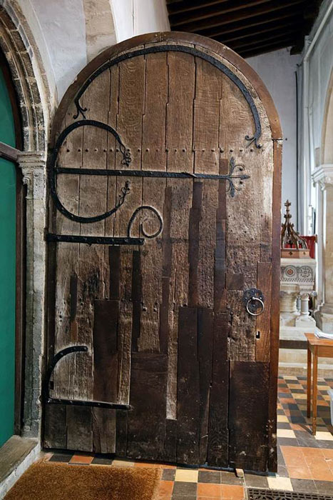 La puerta sur de más de 800 años con herrajes decorativos en la Iglesia de San Nicolás en Castle Hedingham en Essex, Inglaterra. La puerta se conoce localmente como la Puerta de la piel, ya que se cree que a un ladrón de iglesias atrapado le clavaron la piel. Históricamente, existe la costumbre, que se remonta a las guerras danesas, de clavar una piel de danés en las puertas según la guía de la iglesia de San Nicolás. (Acabashi/CC BY-SA 4.0)
