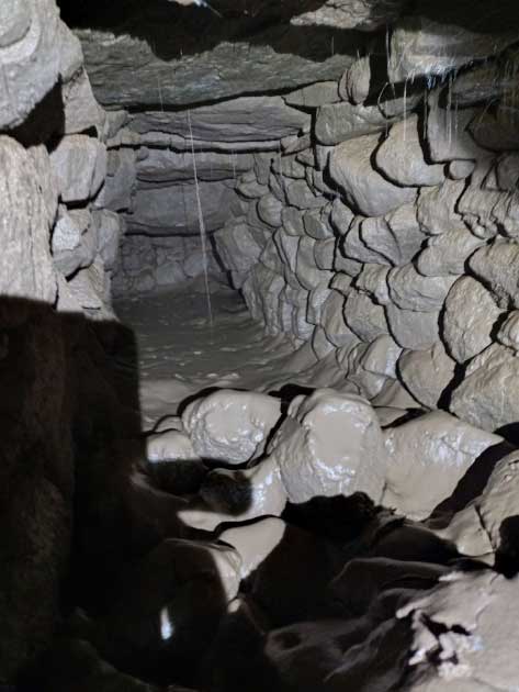 Una vista de un pasadizo que gira a la izquierda en el antiguo subterráneo irlandés perdido hace mucho tiempo al que ingresó recientemente el explorador aficionado Joe Thompson. (Joe Thompson/Gaceta de Dublín)