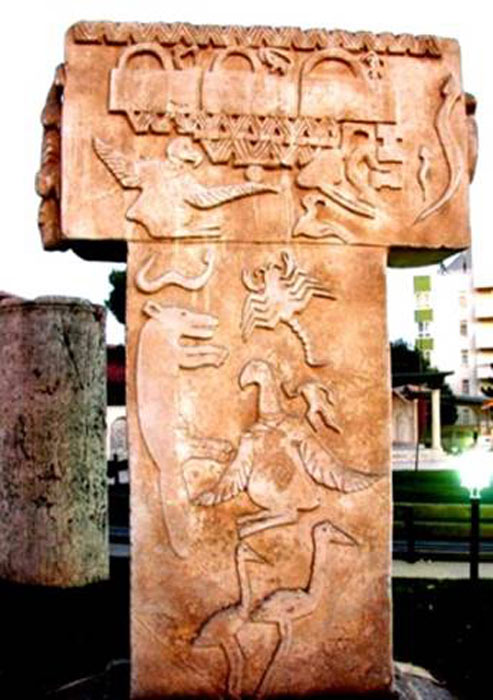 Este pilar (copia) de Gobekli Tepe muestra el cadáver sin cabeza de un bebé rodeado de buitres, serpientes, un zorro y un escorpión.  (Autor proporcionado)