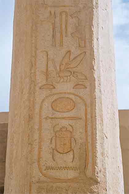 Praenomen of the Cartouche of Thutmose II preceded by Sedge and Bee symbols, Temple of Hatshepsut, Luxor (Przemyslaw "Blueshade" Idzkiewicz/CC BY-SA 2.5)