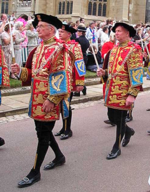 Araldi in processione alla Cappella di San Giorgio, Castello di Windsor, per il servizio annuale dell'Ordine della Giarrettiera nel 2006 (Philip Allfrey / CC BY SA 2.5)