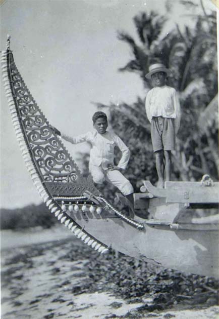 A prow board or kora ulu on a Moluccan watercraft ca. 1924. (Nationaal Museum van Wereldculturen / CC BY 4.0)