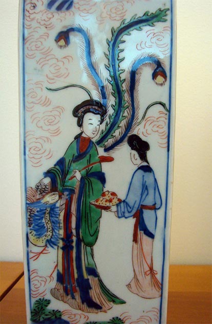 A Qing Dynasty porcelain depicting Xiwangmu, the Queen Mother of the West, and her attendant holding peaches. (Vassil / Public domain)