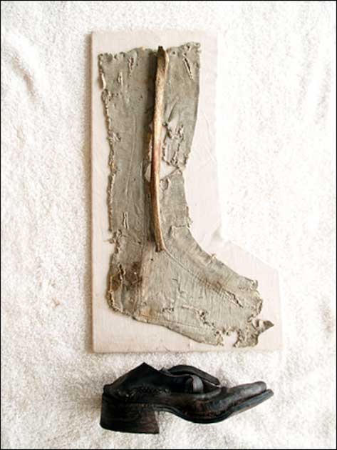 Los restos de John King: un hueso de la pierna vestido con una media de seda, con un costoso zapato francés. (Imperio pirata)