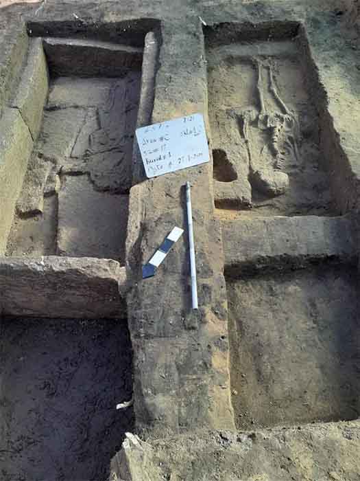 Los restos de dos personas en tumbas de adobe de un período anterior, que se encontraron bajo el sitio del taller de cerámica. (Ministerio de Turismo y Antigüedades)