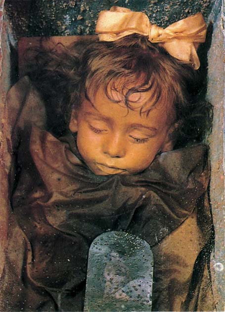 The remains of Rosalia Lombardo, the last person to be buried at the famous Catacombs of the Capuchins. (Public domain)