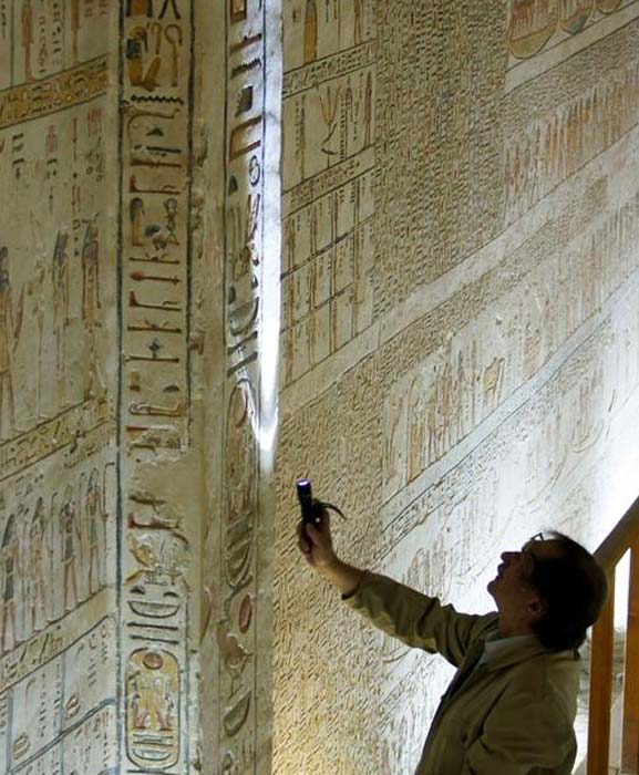 Prof. Adam Łukaszewicz during research in the tomb of Ramesses VI. Photo by K. Braulińska