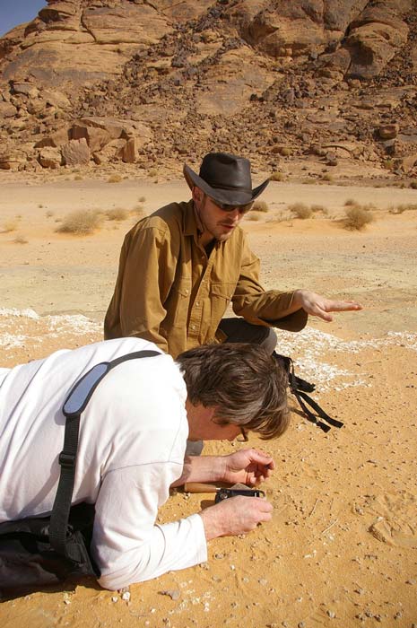 Dos investigadores del Proyecto Paleodesiertos examinando un sitio en Arabia Saudita. El proyecto es una iniciativa de investigación multidisciplinaria a gran escala que intenta rastrear los efectos del cambio ambiental y climático en la región del desierto de Arabia durante los últimos millones de años. (Paleodesiertos)