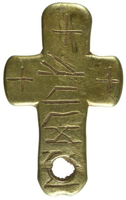 La inscripción de escritura rúnica en la cruz medieval de oro encontrada en Northumbria sugiere quién era el propietario. (El Blog de Historia)