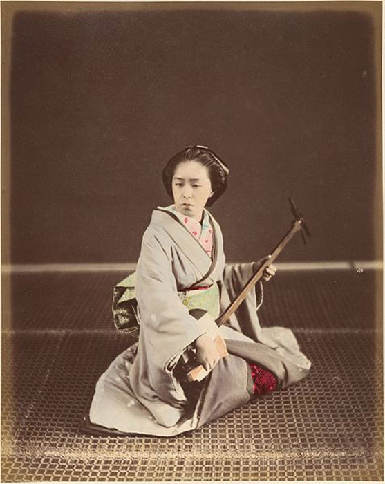 Tokyo geisha with shamisen. (Public Domain)