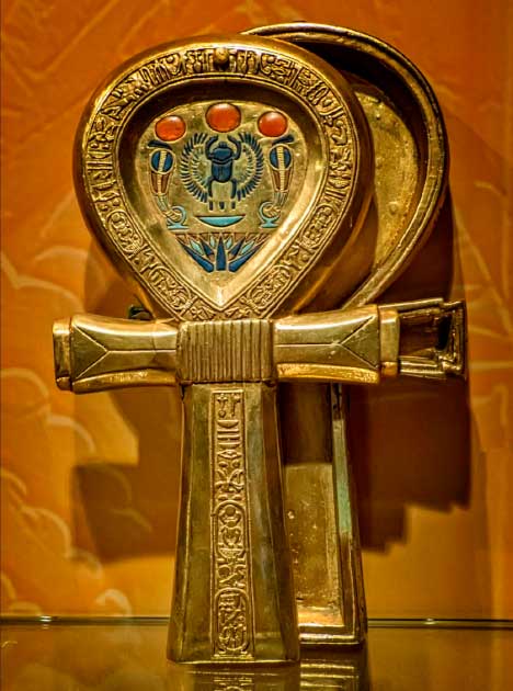 Caja de maquillaje en forma de ankh procedente de la tumba del rey Tutankamón.  Fotografiado en la exposición The Discovery of King Tut en la ciudad de Nueva York.  (María Harrsch / Flickr)