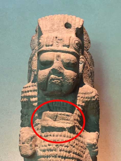 Foto B que muestra el cuello de la mano invertido en la figura de piedra de la Columna 2 de Oxkintok. (Proporcionado por el autor)
