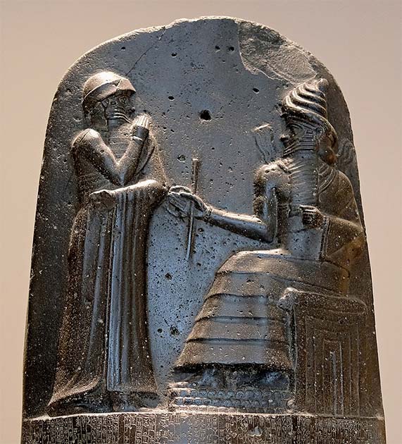 Hammurabi (standing) receiving his royal insignia from the deity Shamash. (Hammurabi/CC BY 3.0)