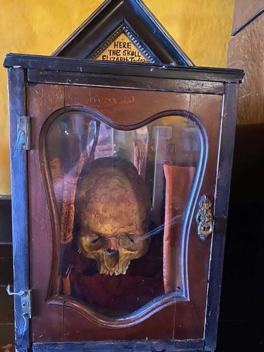 La réplica del cráneo robada en su vitrina antes de ser robada del pub embrujado. (El Toisón de Oro)