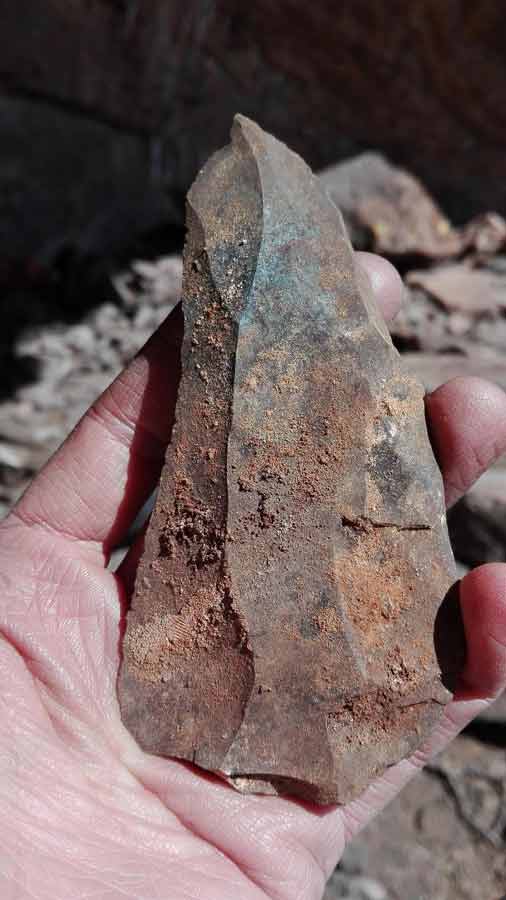 Una de las herramientas de piedra desenterradas en el refugio rocoso del norte de Ga-Mohana Hill. (Crédito: Jayne Wilkins)