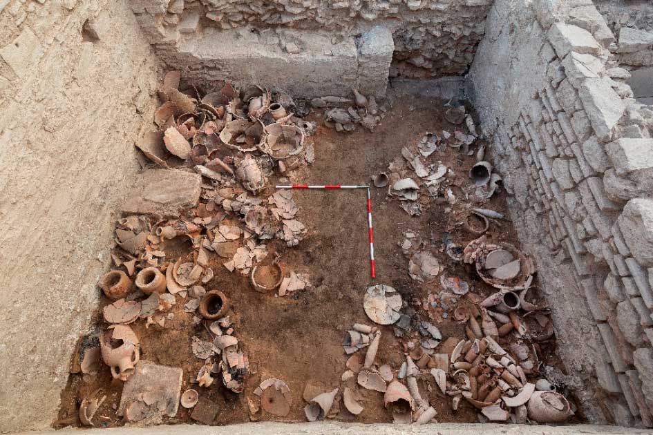 Efes'te kazılmış olan bu depo, orijinal içeriğiyle çömleklerle doldurulmuştur.  Ayrıca bu odada 400'den fazla bakır sikke bulunmuştur.  (OeAW-OeAI / Niki Gail)