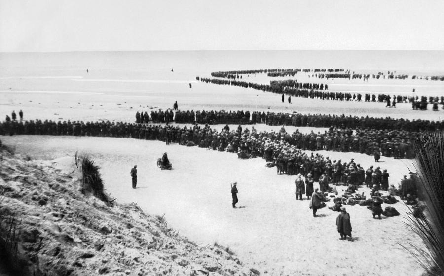 British soldiers awaiting evacuation, 26th-29th May, 1940, Dunkirk beach. 