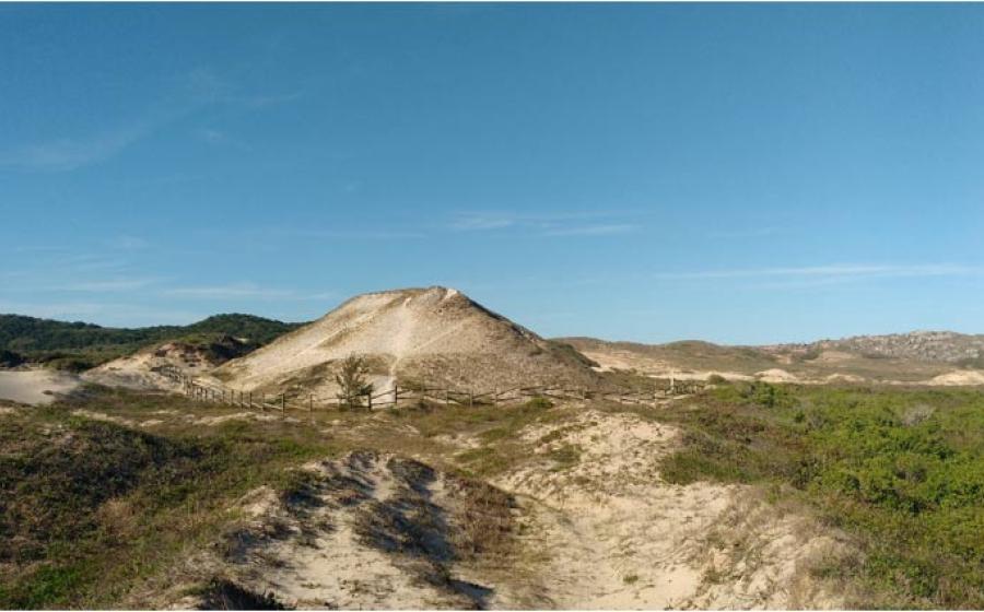 : A sambaqui on the coast of Santa Catarina: these mounds of shellfish debris, bones and other remains were burial sites.	Source: Jéssica M. Cardoso/Plos ONE