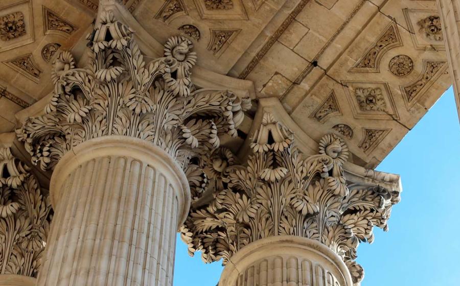 Acanthus leaves on Corinthian columns. Source: Aslan / Adobe Stock.